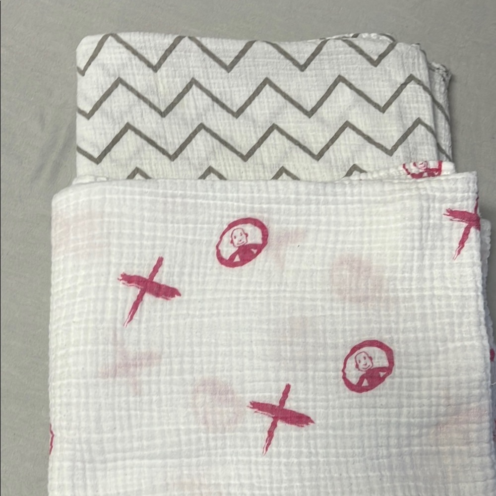 2 muslin swaddle blankets